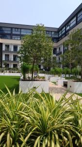 アクラにあるKLA at Embassy Gardensの前にたくさんの植物がある建物