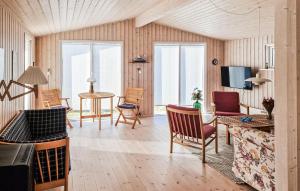 TV a/nebo společenská místnost v ubytování 3 Bedroom Cozy Home In Løkken