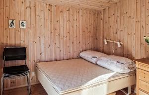 Postel nebo postele na pokoji v ubytování 3 Bedroom Cozy Home In Løkken