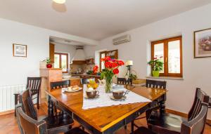 Χώρος καθιστικού στο Awesome Home In Labin