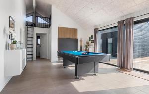 Τραπέζι μπιλιάρδου στο Beautiful Home In Løkken With Wifi