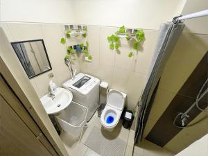 マニラにあるRMD Luxe Staycation by OPMMIのトイレと洗面台のある小さなバスルーム