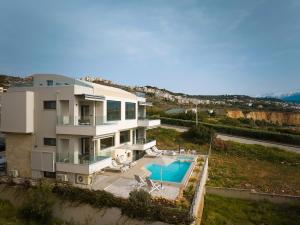 Πισίνα στο ή κοντά στο Pachnes Luxury Apartments - Heated Pool, Sea View