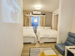 Cama ou camas em um quarto em 편의점까지10초걸리는아늑한아파트 신주쿠2분 역5분 16평 최대4명 부엌침실 장기체류환영