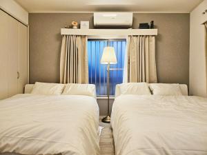 Cama ou camas em um quarto em 편의점까지10초걸리는아늑한아파트 신주쿠2분 역5분 16평 최대4명 부엌침실 장기체류환영