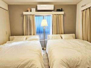 Cama ou camas em um quarto em 편의점까지10초걸리는아늑한아파트 신주쿠2분 역5분 16평 최대4명 부엌침실 장기체류환영