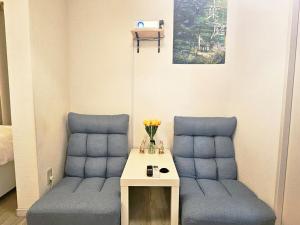Uma área de estar em 편의점까지10초걸리는아늑한아파트 신주쿠2분 역5분 16평 최대4명 부엌침실 장기체류환영