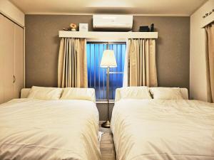 Cama ou camas em um quarto em 편의점까지10초걸리는아늑한아파트 신주쿠2분 역5분 16평 최대4명 부엌침실 장기체류환영