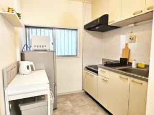 A cozinha ou cozinha compacta de 편의점까지10초걸리는아늑한아파트 신주쿠2분 역5분 16평 최대4명 부엌침실 장기체류환영