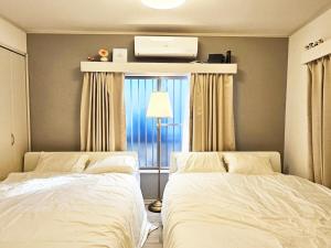 Cama ou camas em um quarto em 편의점까지10초걸리는아늑한아파트 신주쿠2분 역5분 16평 최대4명 부엌침실 장기체류환영