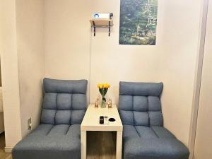 Uma área de estar em 편의점까지10초걸리는아늑한아파트 신주쿠2분 역5분 16평 최대4명 부엌침실 장기체류환영