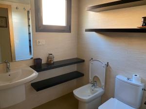 a bathroom with a white toilet and a sink at Apartamento Aguadulce in Aguadulce +7 photos