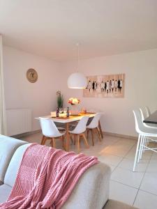 a kitchen and dining room with a table and chairs at Duplex Villa Capricia appartement met zwembad Nieuwpoort Jachthaven in Nieuwpoort