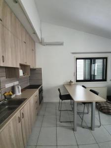 Kuchyň nebo kuchyňský kout v ubytování Bright and Cozy 2-Bedroom Apartment in Strovolos