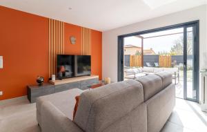 a living room with a couch and a tv at Pet Friendly Home In Les Arcs in Les Arcs sur Argens