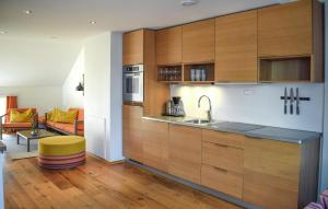 Dapur atau dapur kecil di Stunning Apartment In Søgne With Wifi