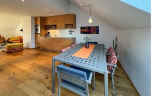 Dapur atau dapur kecil di Stunning Apartment In Søgne With Wifi