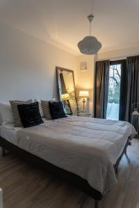 Postel nebo postele na pokoji v ubytování luxusowy apartament w centrum Krakowa