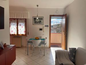 a kitchen with a table and chairs in a living room at Sweet Home MAMA in Monteriggioni