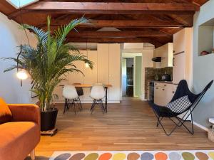 ロカルノにあるCozy apartment in the greenのソファと椅子とテーブルのあるリビングルーム