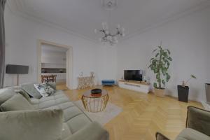 Televiisor ja/või meelelahutuskeskus majutusasutuses Beautiful condo at the Old Town