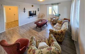 RörvikGorgeous Apartment In Rörvik With Wifi的带沙发和电视的客厅