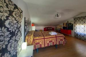 a bedroom with a bed with a red and white blanket at Villa La Luna CHALET COMPLETO in Guadajira +47 photos