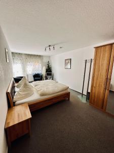 Postel nebo postele na pokoji v ubytování Gasthaus Grafenstuben