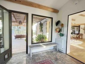 a living room with a bench and a large mirror at bastide Uzes à pied Piscine vue imprenable Havre de paix in Uzès