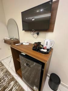 A television and/or entertainment centre at Inside Pyramids Hotel