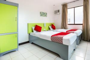 Postel nebo postele na pokoji v ubytování OYO 210 Apple Tree Suites