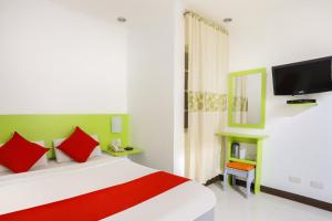 Postel nebo postele na pokoji v ubytování OYO 210 Apple Tree Suites