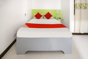 Postel nebo postele na pokoji v ubytování OYO 210 Apple Tree Suites