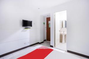 TV a/nebo společenská místnost v ubytování OYO 210 Apple Tree Suites