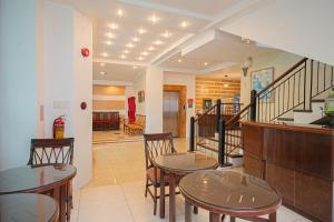 Kuchyň nebo kuchyňský kout v ubytování OYO 210 Apple Tree Suites