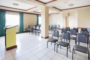 Posezení v ubytování OYO 210 Apple Tree Suites