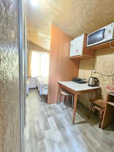 a small room with a table and a bed at Невелике помешкання зі зручностями та парковкою in Cherkasy