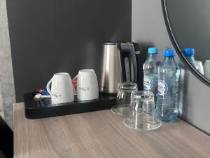 Zestaw do parzenia kawy i herbaty w obiekcie Lofft Hotel