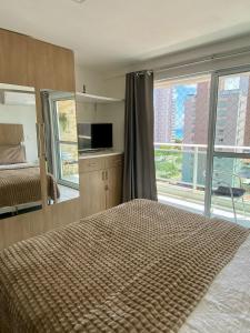 Tempat tidur dalam kamar di Varandas Premium flat