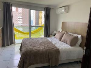 Tempat tidur dalam kamar di Varandas Premium flat