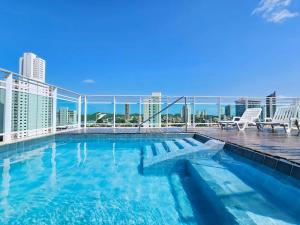 Kolam renang di atau di dekat Varandas Premium flat