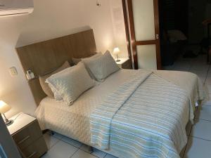 Tempat tidur dalam kamar di Varandas Premium flat