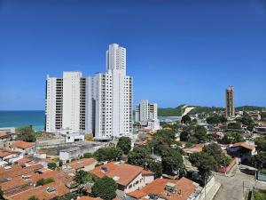 Pemandangan umum Natal atau pemandangan kota yang diambil dari apartemen