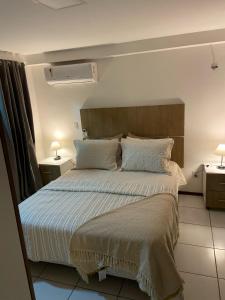 Tempat tidur dalam kamar di Varandas Premium flat