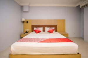 Postel nebo postele na pokoji v ubytování Super OYO 1088 Hotel Mega Sentosa