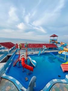 TigarasにあるSejahtera Beach Hotelのウォーターパークを備えたクルーズ船のプール