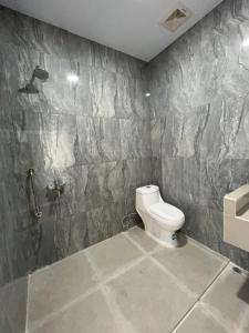 TigarasにあるSejahtera Beach Hotelのトイレと洗面台付きのバスルーム