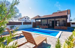 Πισίνα στο ή κοντά στο Beautiful Home In Skabrnja