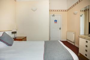 Postel nebo postele na pokoji v ubytování OYO Glenpark Hotel, Ayr Central
