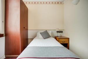 Postel nebo postele na pokoji v ubytování OYO Glenpark Hotel, Ayr Central